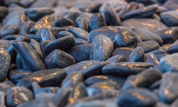 溪水冲刷黑色光滑鹅卵石靓丽光泽