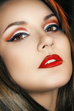黑色背景化妆时尚女性面部特写