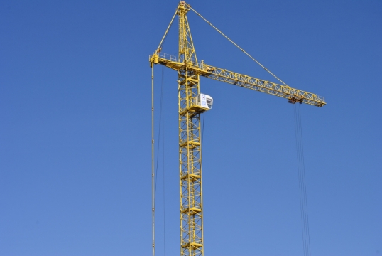 蓝色天空中黄色工事钢铁塔