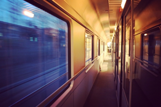 城市轨道交通飞驰的地铁侧面摄影图