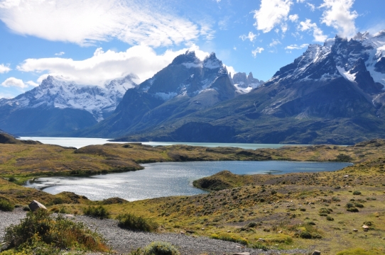 蓝天白云雪山脚湖泊绿植自然风光