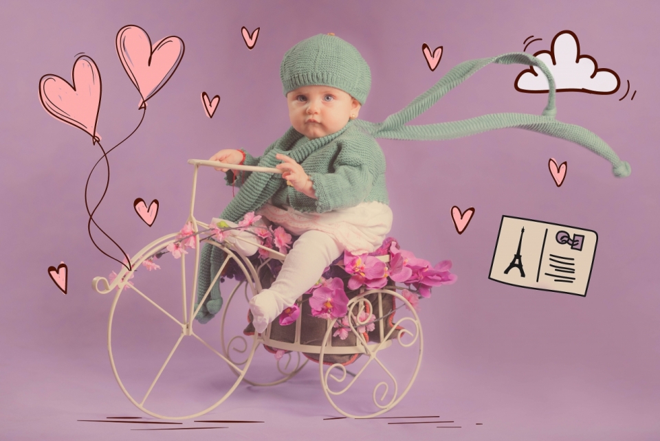 紫色背景装饰自行车上可爱儿童写真