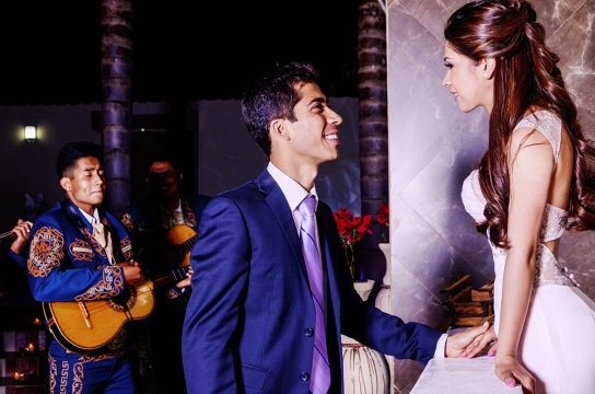 乐队演奏中的新人结婚现场