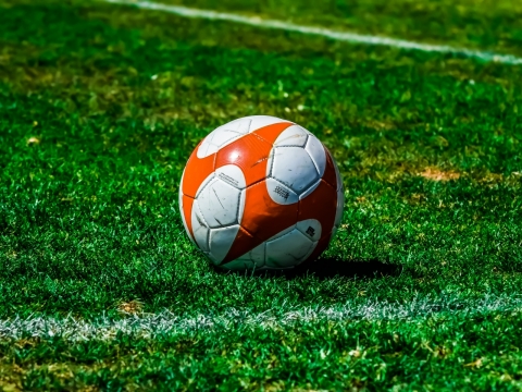 阳光户外自然绿色草坪上足球