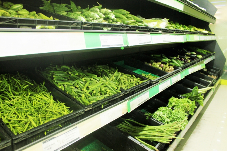 超市货架上绿色蔬菜特写