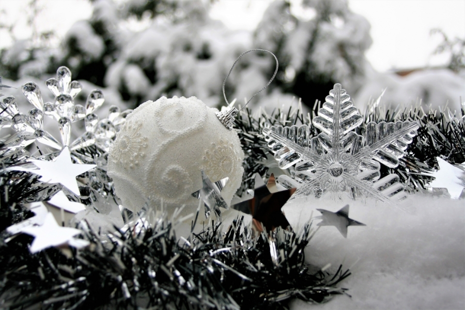 雪堆上银白色水晶装饰摆拍