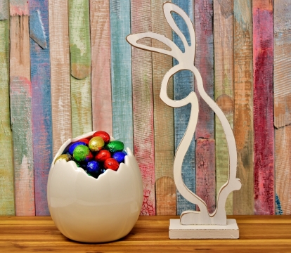 木制桌面兔子造型装饰美味巧克力