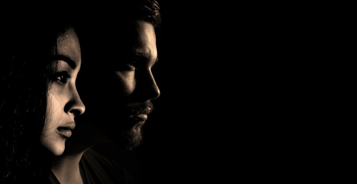 黑暗中长发女性短发男性侧脸