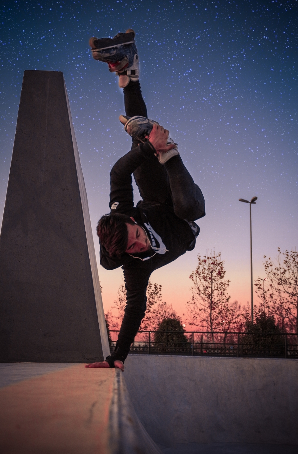 傍晚星空城市室外轮滑运动倒立男性