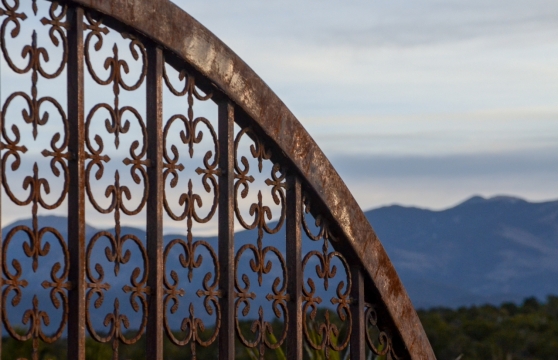 连绵山坡下建筑大门镂空花纹雕饰
