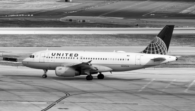 机场跑道停留大型客机高清黑白外景