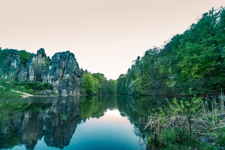 大自然绿色山川树林河流倒影景观