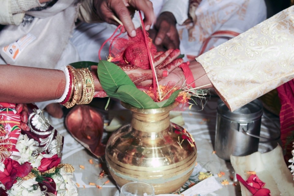 室内举行印度民族传统婚礼仪式