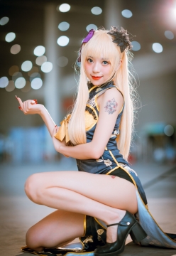 金发碧眼coser小姐姐修长美腿性感旗袍装漫展图