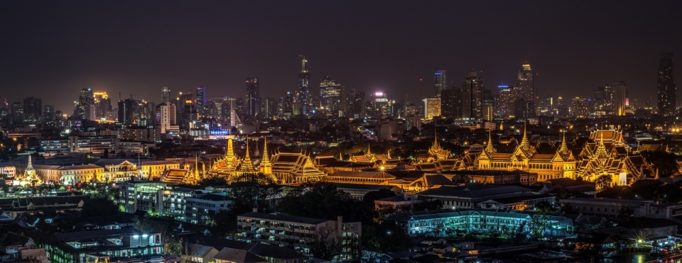 俯瞰美丽星空下的城市夜景