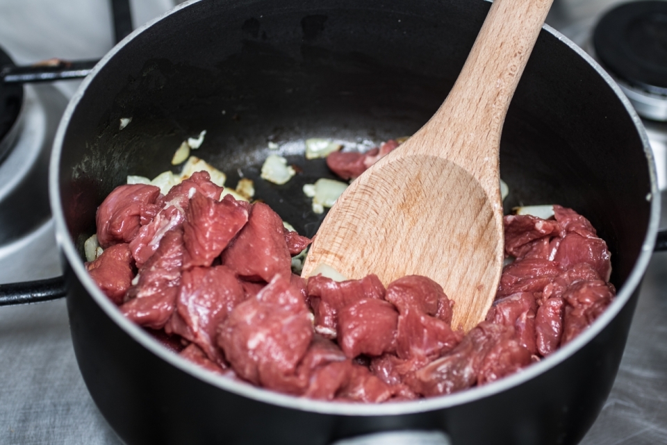 厨房室内黑色金属锅烹饪肉类食物