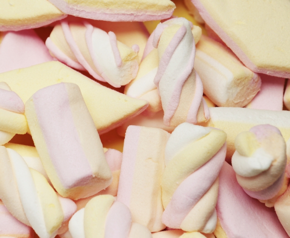 一堆香甜可口的棉花糖零食摄影