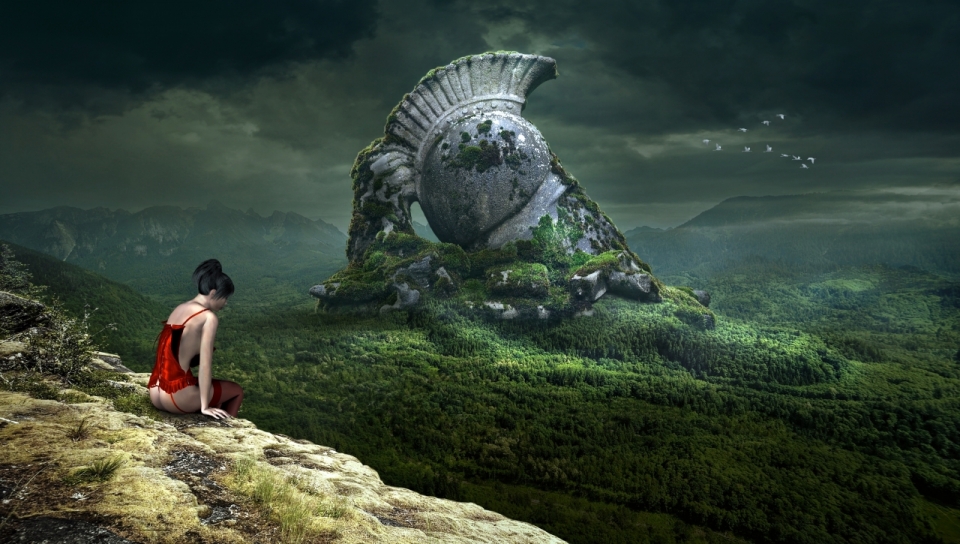 巨大的罗马骑士头盔石雕后的山崖上坐着红衣美女
