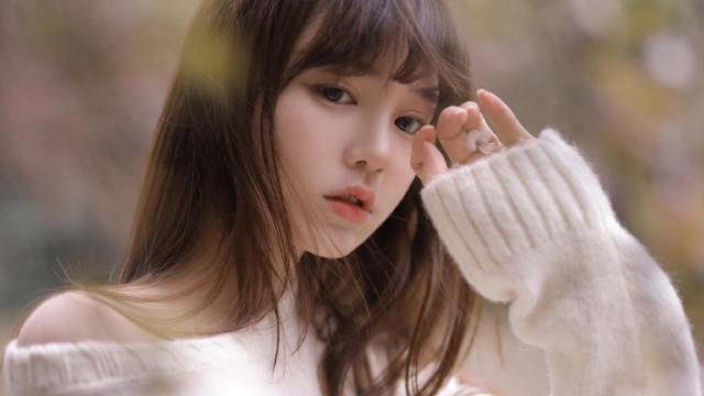 纯情白嫩美女高清桌面壁纸