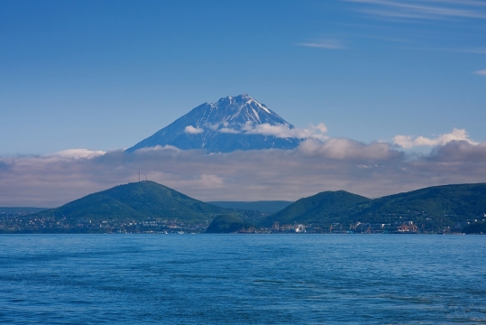 远眺海滨小镇高山云彩自然风光