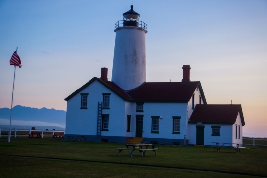 傍晚夕阳天空下草坪郊外建筑
