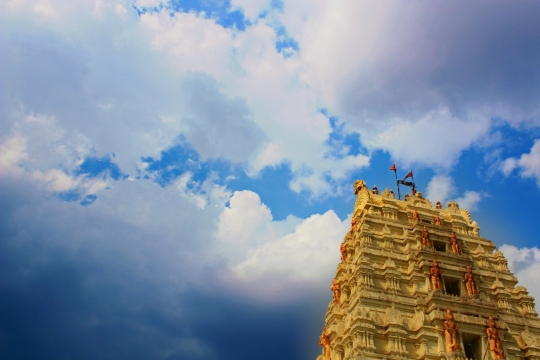 晴朗天空名胜建筑石柱雕刻外观