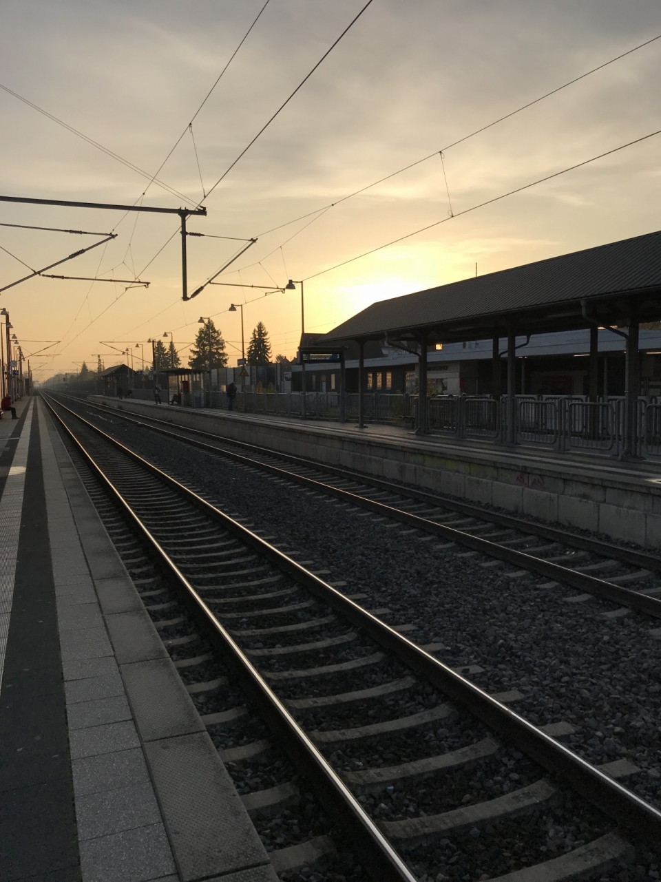 夕阳下的火车站建筑和火车铁轨