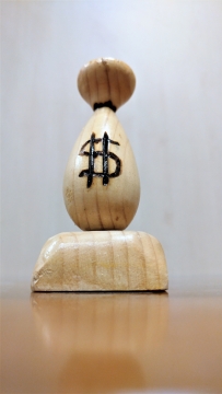 室内灰色墙壁前桌面木制装饰