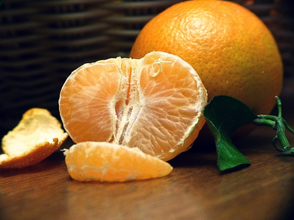 餐朱上橘子和橘子果肉美食摄影