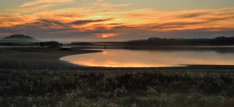 傍晚阳光天空倒映湖泊湖面