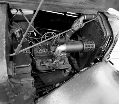 黑白汽车拆解内部构造引擎近距特写