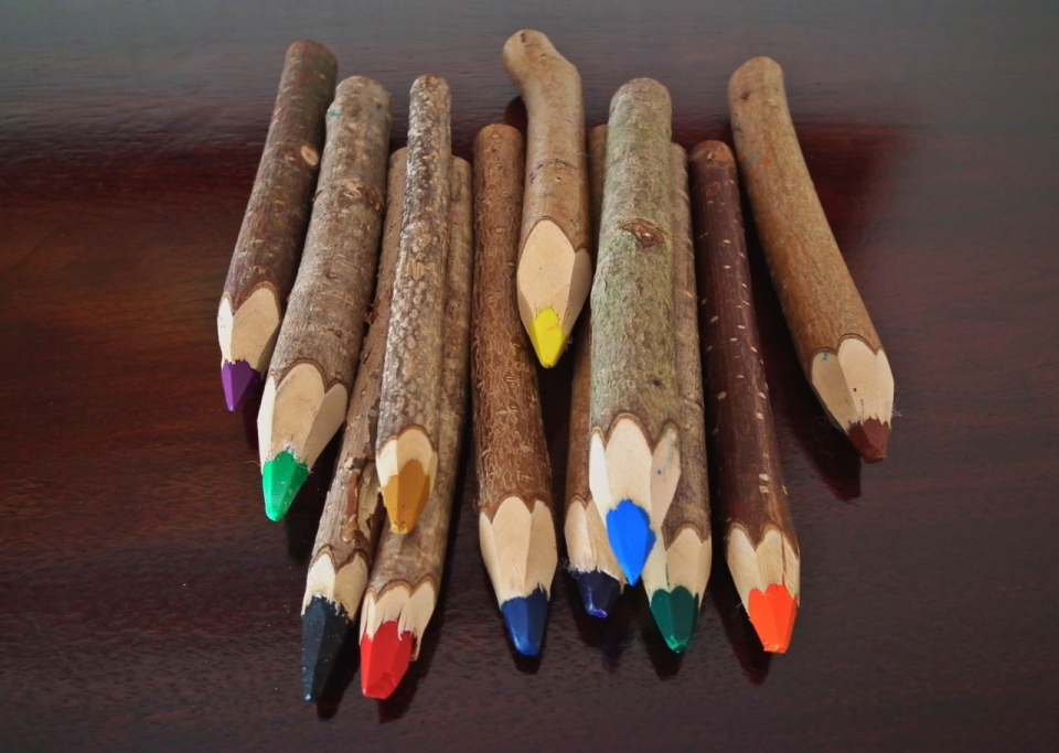 室内木制桌面原木笔杆彩色绘画铅笔