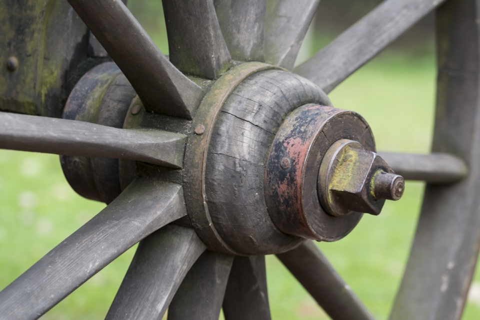 古代木质马车车轮摄影