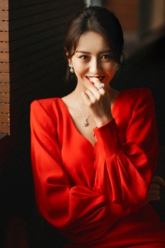 唯美女明星佟丽娅一袭红裙写真