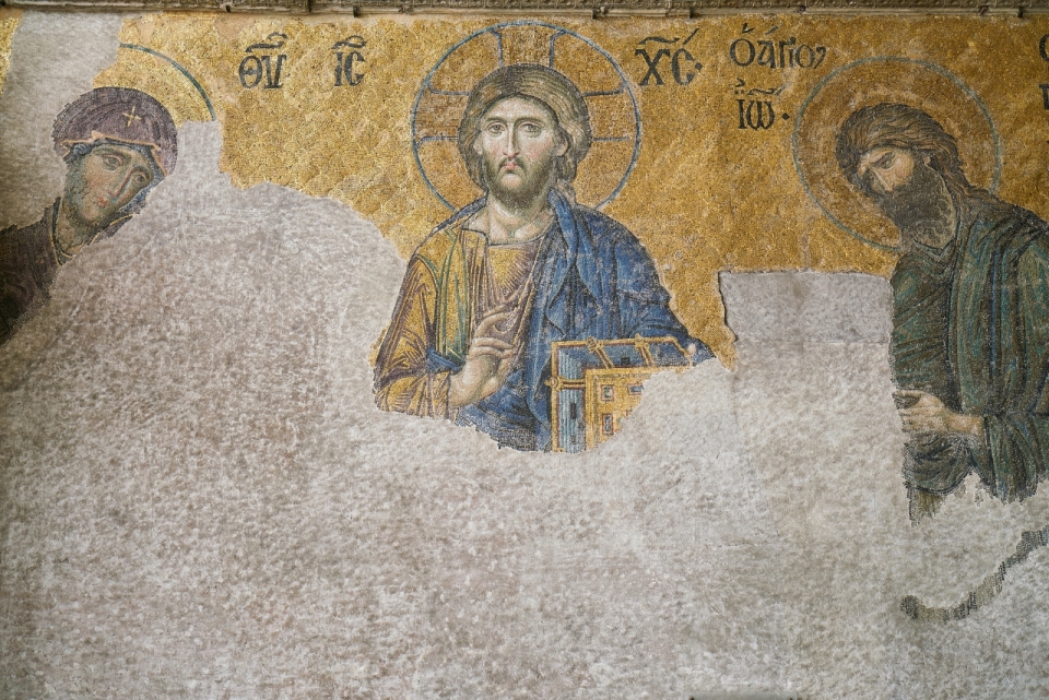 教堂中残缺古老耶稣宗教壁画