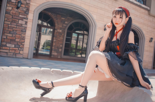 美女摄影_可爱双马尾少女街边白丝美腿摆拍