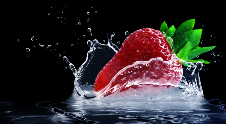 新鲜草莓入水时的水花四溅效果