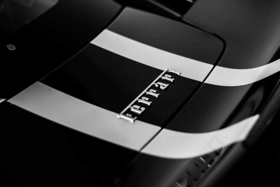 黑白豪华法拉利轿车标识设计特写