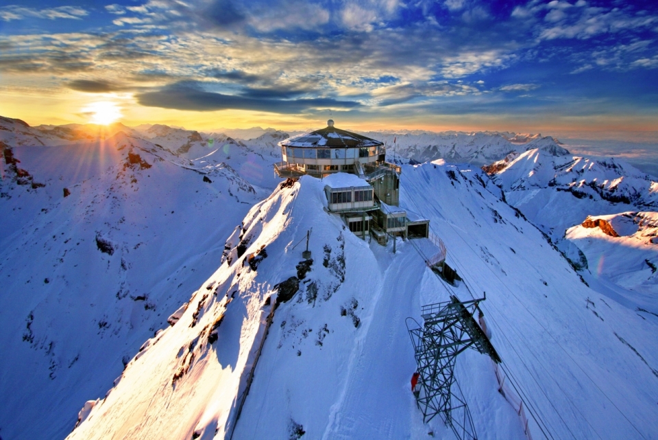 雪山山顶的缆车索道站全景