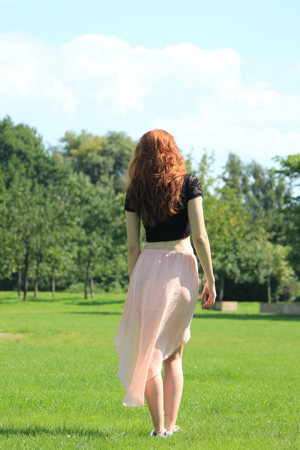 草坪上漫步的金发少女唯美摄影