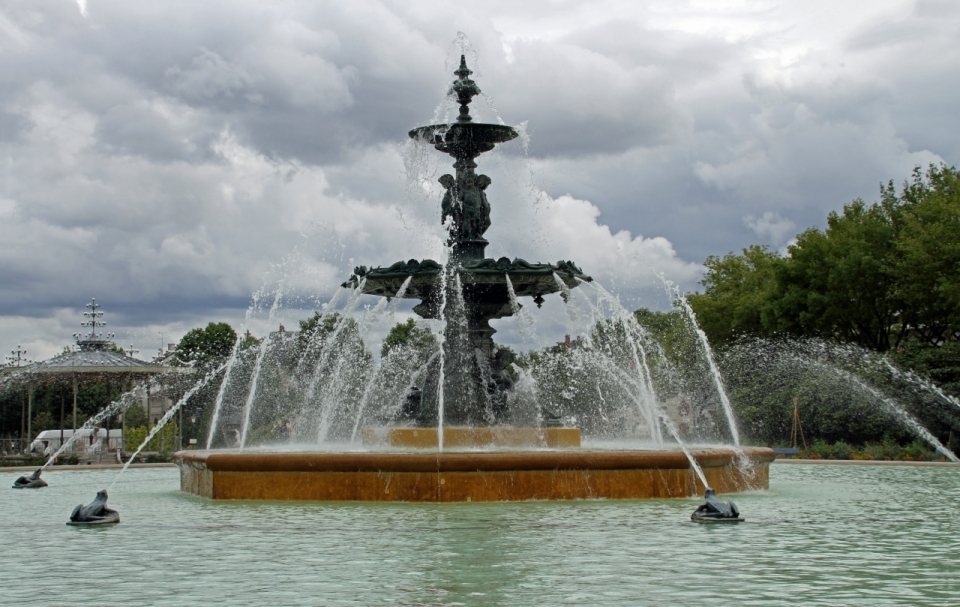 美丽公园中壮丽的喷泉