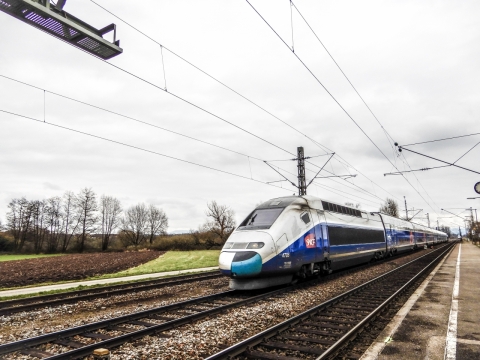 郊外农田旁飞速行驶轨道列车自然风光