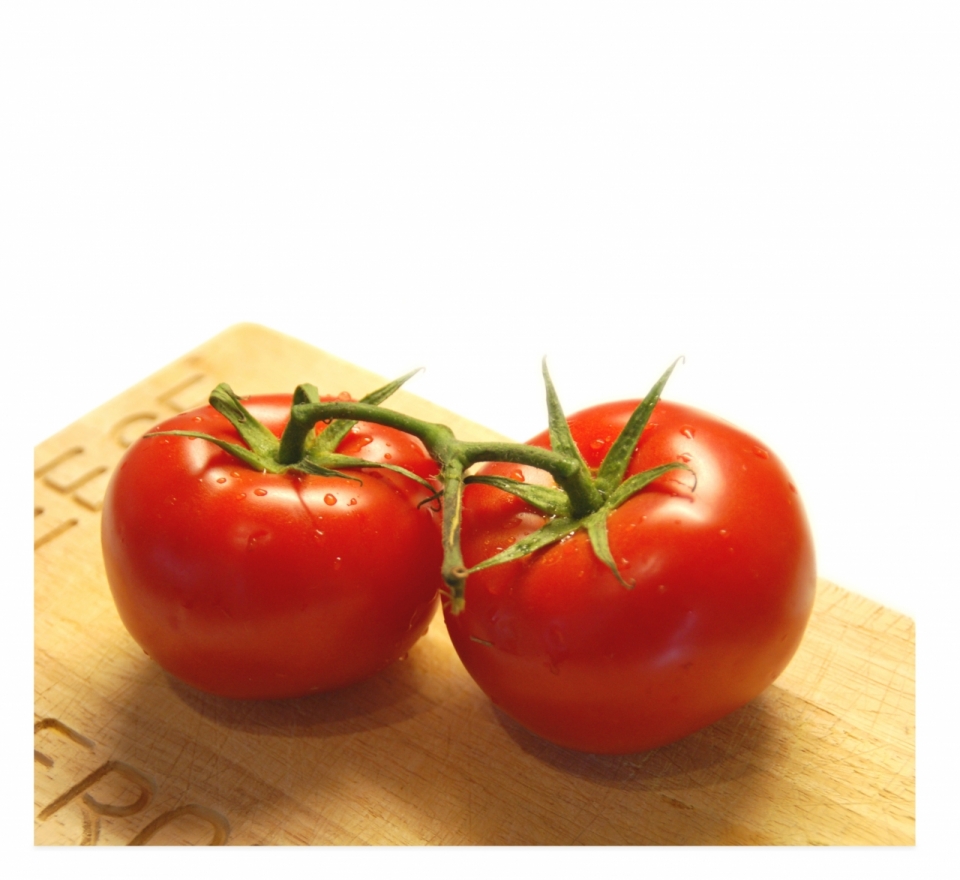 白色背景木制案板新鲜红色番茄蔬菜