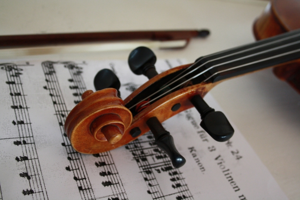 桌上摆放的小提琴琴头调音器特写