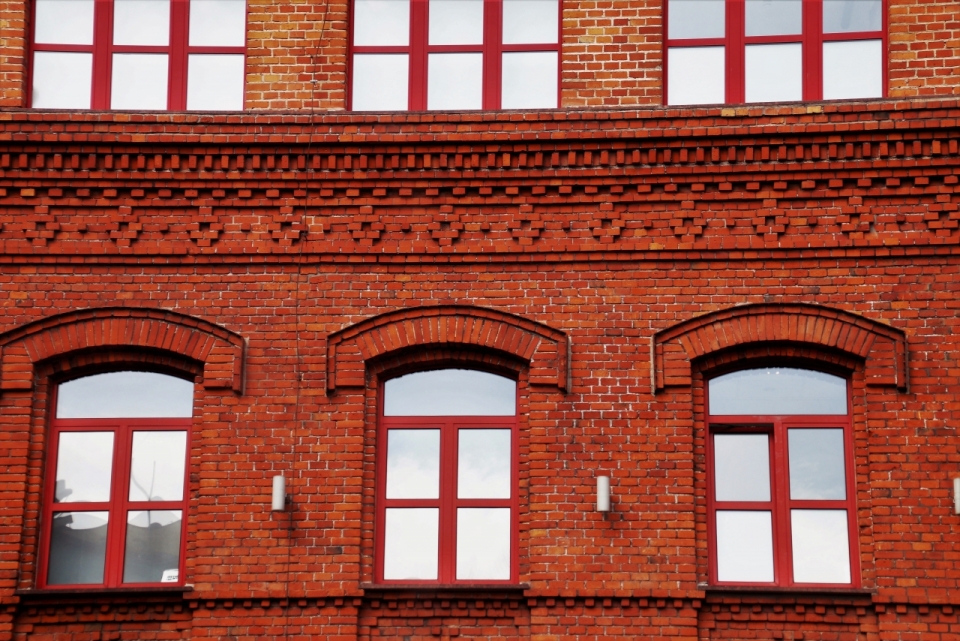 老城区红砖墙壁木制门窗街景