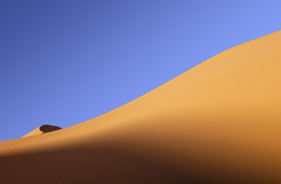 蓝色天空笼罩干旱沙漠严酷环境风光