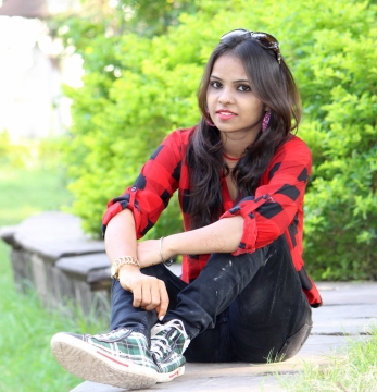 城市街道坐自然植物边墨镜格子衫长发女性