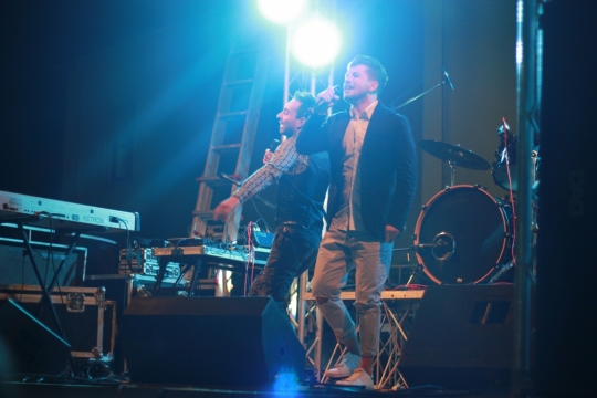 男歌手在舞台上唱歌演唱会现场