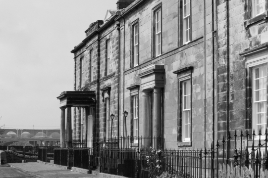 黑白城市街道栏杆里古老建筑