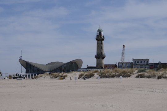 蓝色天空户外沙滩前城市街道